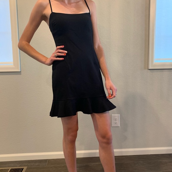Cute little black dress! - Picture 5 of 6